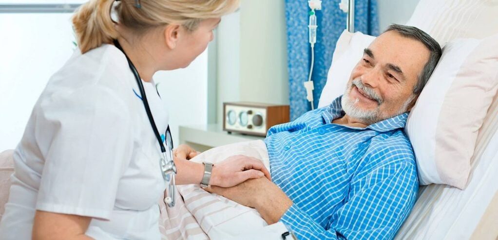 Después de cambiar la articulación de la rodilla, la recuperación de los hombres
