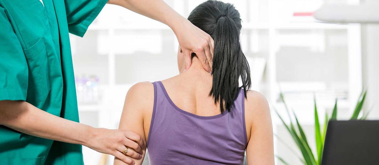 El médico examina al paciente con dolor de cuello
